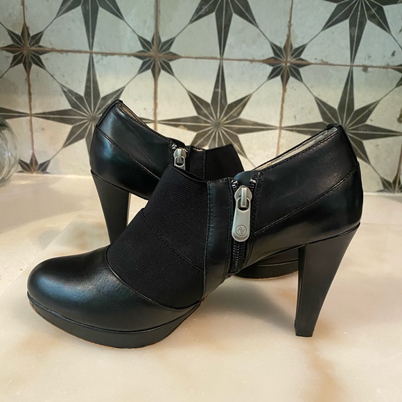 Adrienne Vittadini Platform Black Leather Shooties - Picture 4 of 14